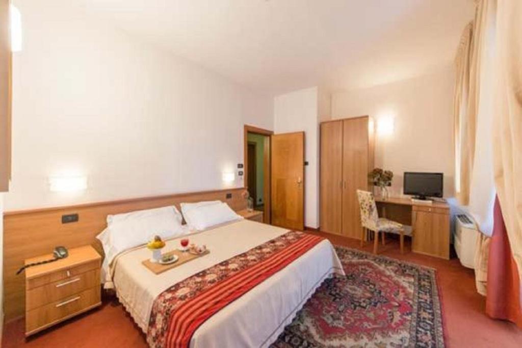 Postel nebo postele na pokoji v ubytování Hotel Lux