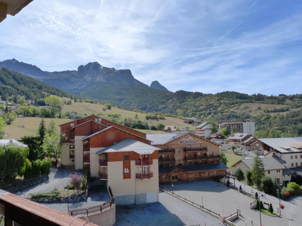 vista su un resort con montagne sullo sfondo di Studio au cœur du Sauze a Enchastrayes
