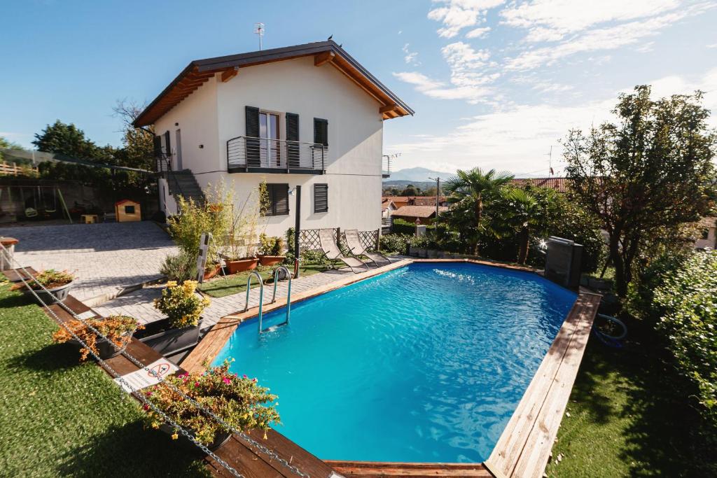 a swimming pool in front of a house at Casa Charlie in Arcisate