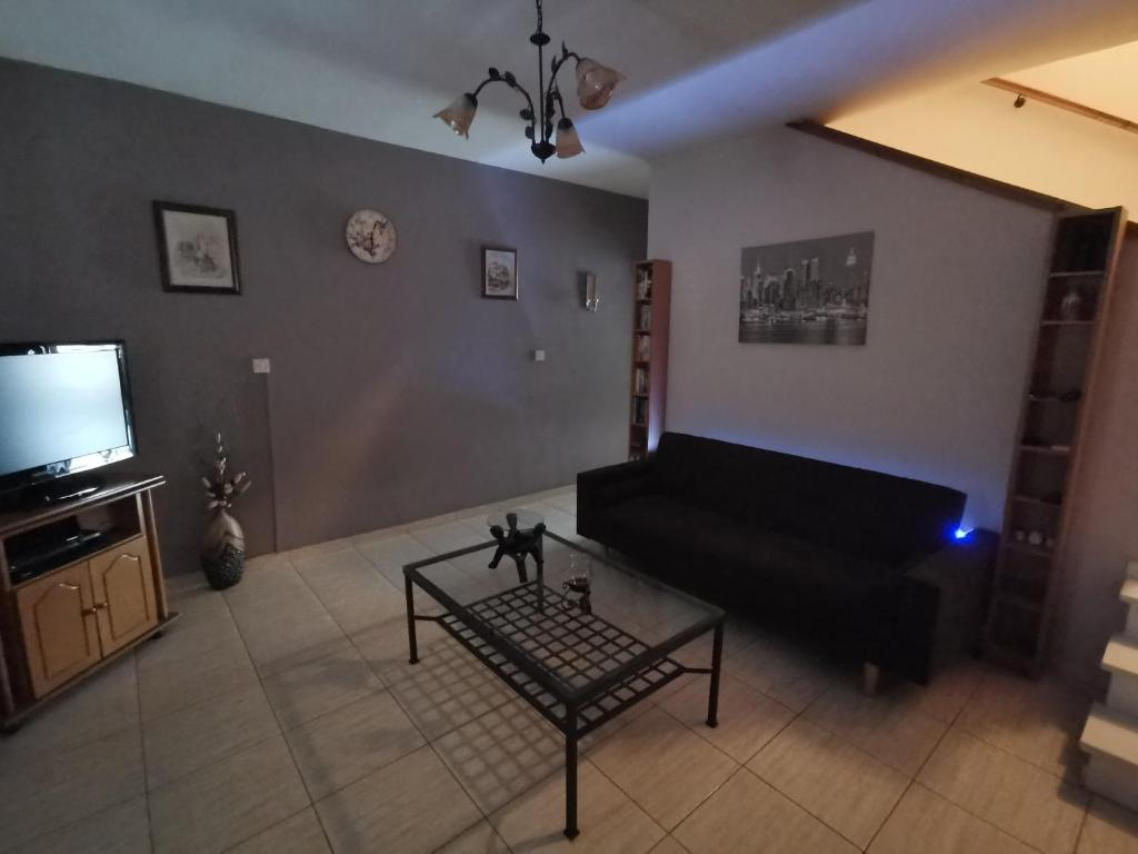 TV a/nebo společenská místnost v ubytování Oroklini Hideaway