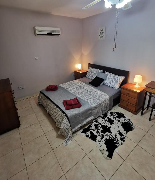 Postel nebo postele na pokoji v ubytování Oroklini Hideaway