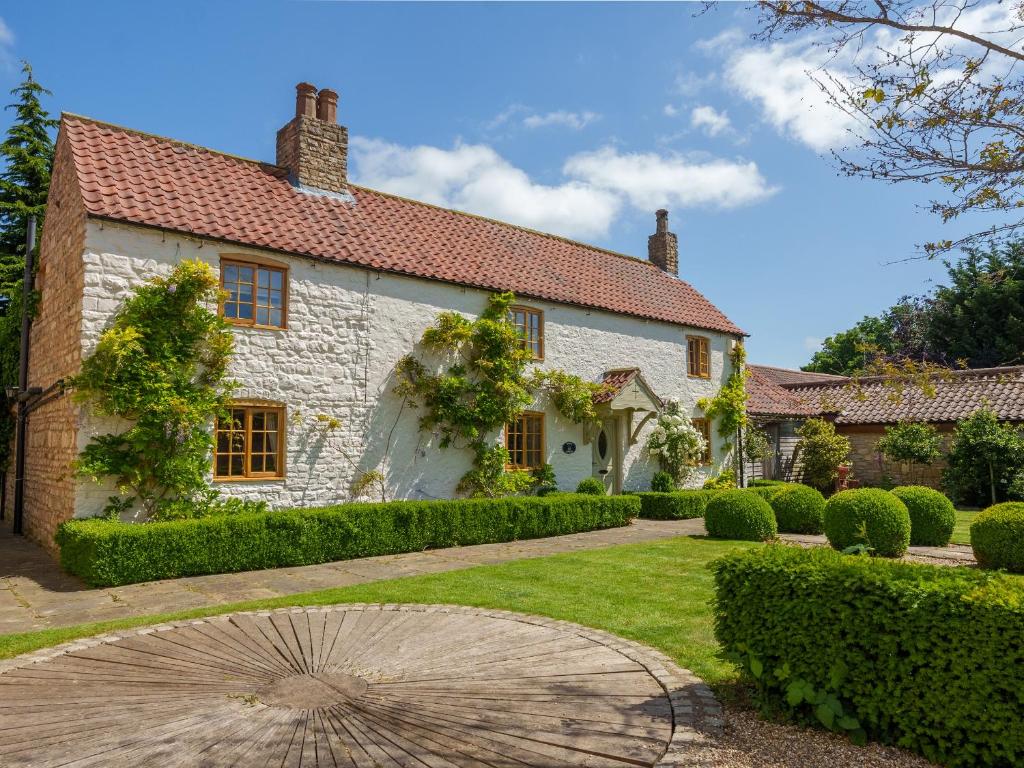 Casa grande de ladrillo blanco con jardín en Garden Cottage, en Doncaster