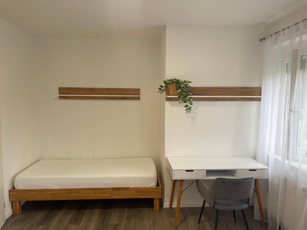 A bed or beds in a room at Sorinas Home WD6