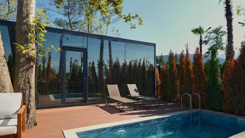 Bazén v ubytování Velour Hotel Spa Restaurant nebo v jeho okolí