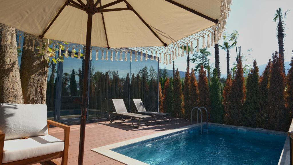 Bazén v ubytování Velour Hotel Spa Restaurant nebo v jeho okolí