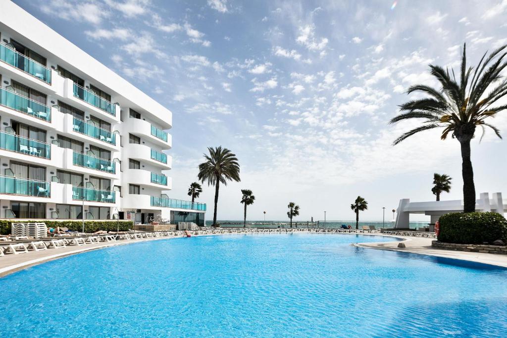 a large swimming pool in front of a hotel at Hotel Best Maritim in Cambrils