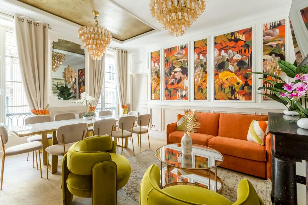 uma sala de estar com um sofá e uma mesa em Luxury 6 Bedroom 3 Bathroom Louvre Champs Elysees em Paris