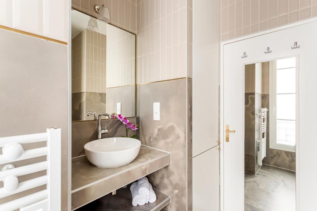 Kylpyhuone majoituspaikassa Luxury 6 Bedroom 3 Bathroom Louvre Champs Elysees