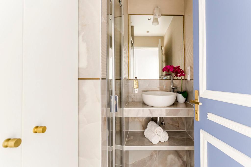 Kylpyhuone majoituspaikassa Luxury 6 Bedroom 3 Bathroom Louvre Champs Elysees