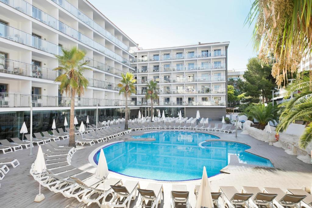 uma imagem de um hotel com piscina e cadeiras em Hotel Best San Francisco em Salou