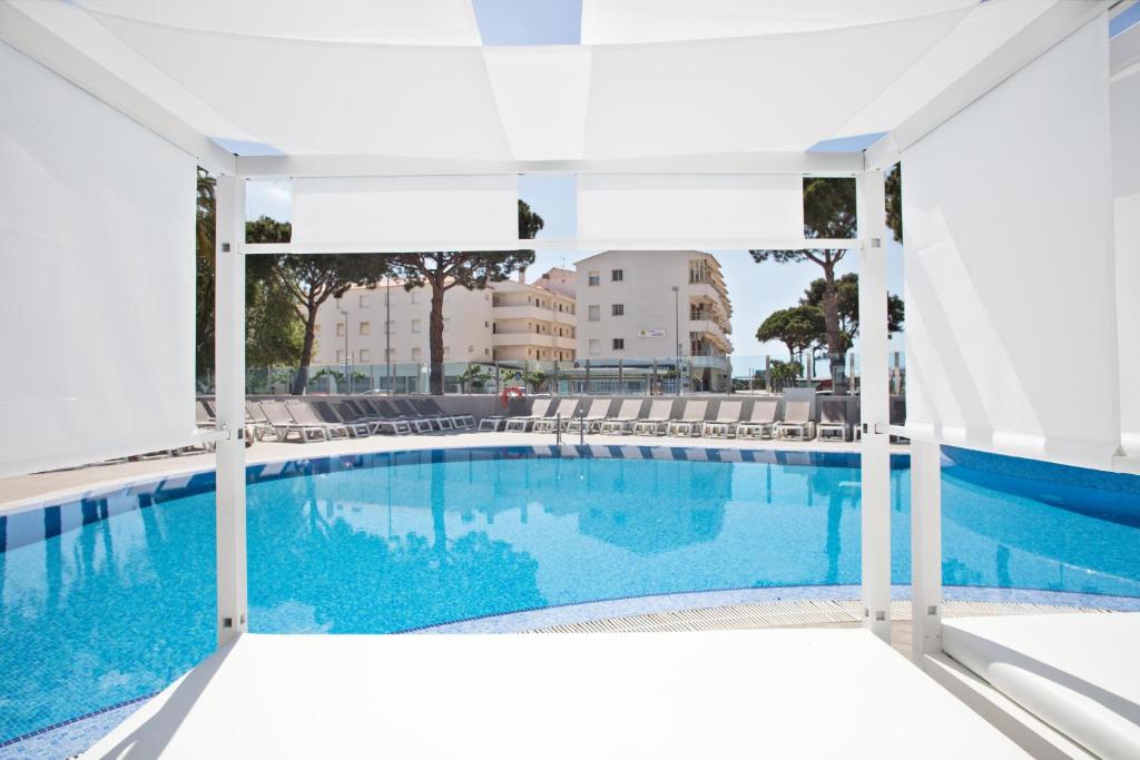 Bazén v ubytování Hotel Best Cambrils nebo v jeho okolí