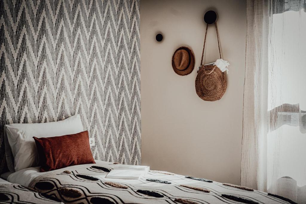 モライラにあるCa la Ola - Your Mediterranean Stayのベッドと壁のある寝室