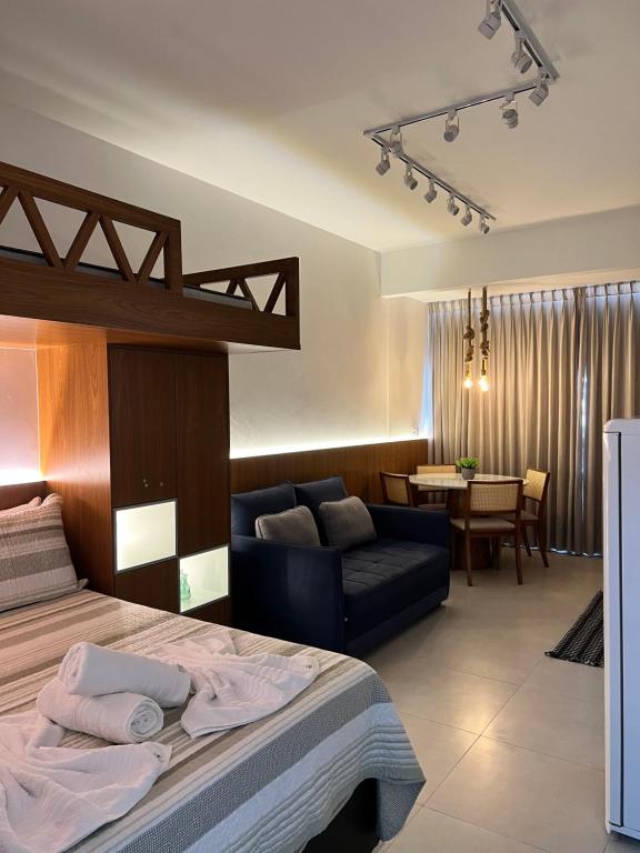 - une chambre avec un lit, un canapé et une table dans l'établissement Refugio Caminho da Praia, à Anchieta