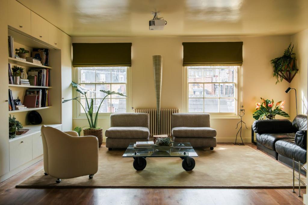 - un salon avec deux canapés et une table basse dans l'établissement Stylish 1 bedroom in Covent Garden with terrace, à Londres