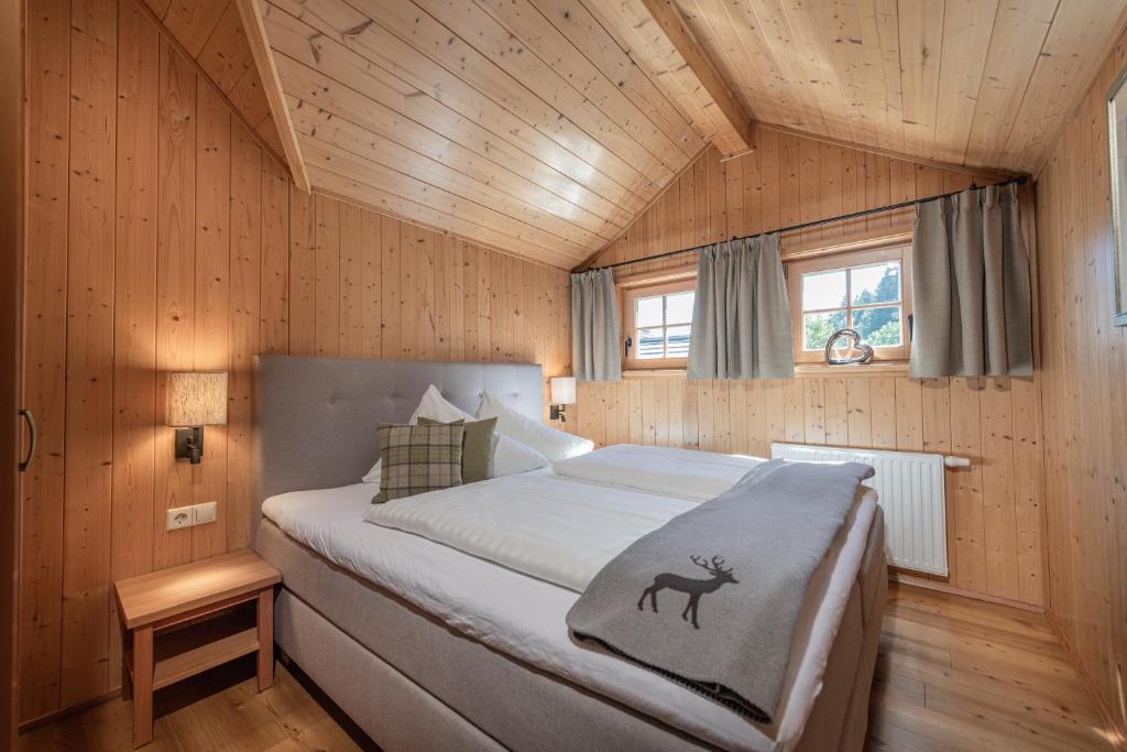 Postel nebo postele na pokoji v ubytování AlpenParks Hagan Lodge Altaussee