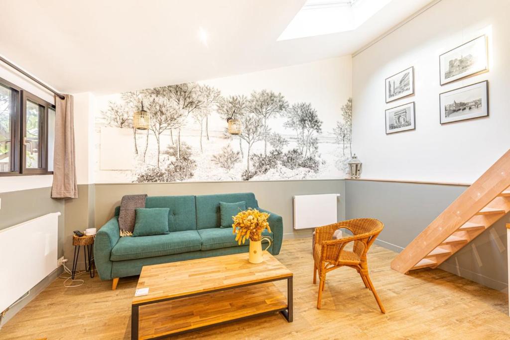 un soggiorno con divano verde e tavolo di Peaceful love nest of 40 m in Gentilly a Gentilly