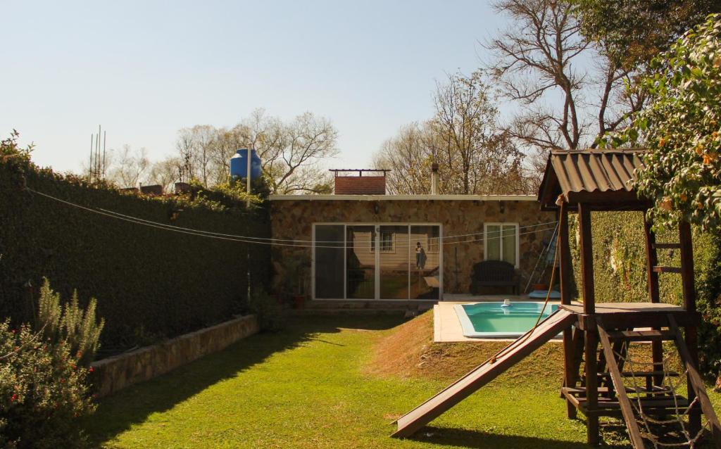 un patio trasero con piscina y columpio en Casa Camino a Las Termas en San Salvador de Jujuy