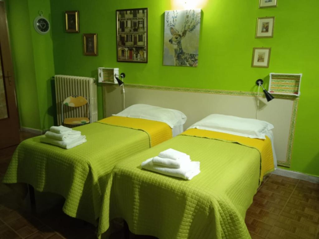 two beds in a green room with green walls at Villa Carolina in Fara San Martino