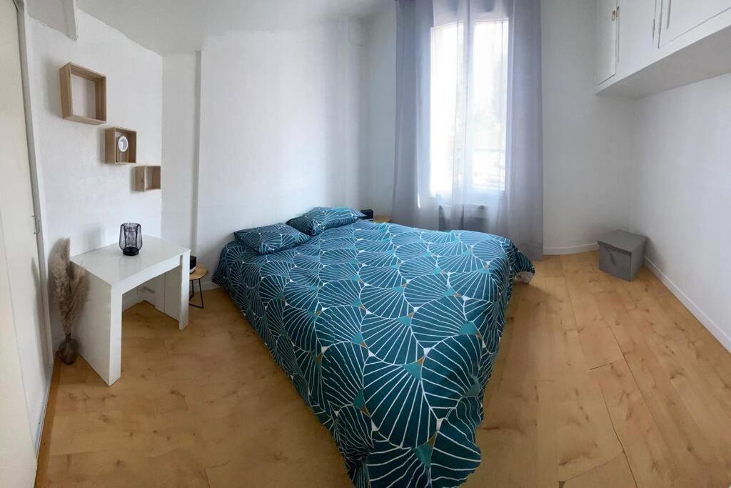1 dormitorio con cama, mesa y ventana en Appartement F2 hyper centre en Lacroix-Saint-Ouen