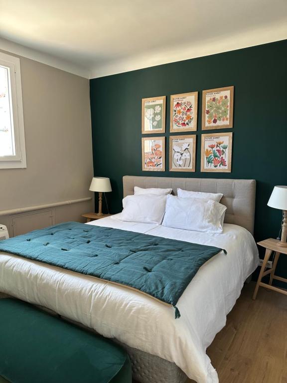 1 cama grande en un dormitorio con paredes verdes en CABADOL - Appartement Aix centre historique - très calme - 50m cours Mirabeau, en Aix-en-Provence