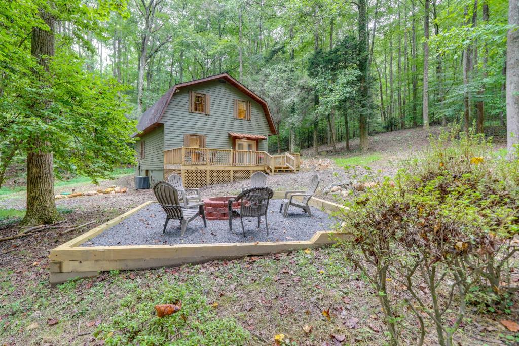 una cabaña en el bosque con mesa y sillas en Wooded Blue Ridge Cabin 2 Decks, Fire Pit!, en Blue Ridge