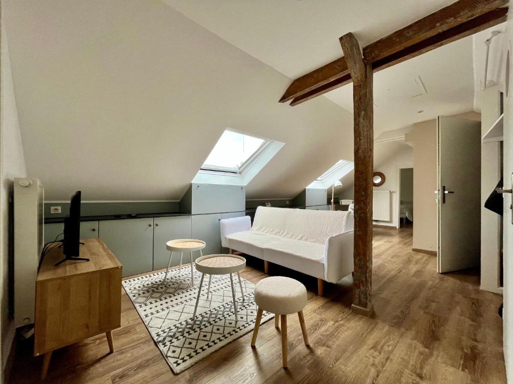 sypialnia z łóżkiem i dwoma stołami w pokoju w obiekcie Charmant Apt White&Grey 3BR Proche Centre et Gare w mieście Thionville