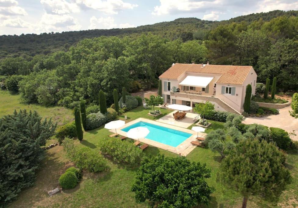 an aerial view of a house with a swimming pool at Le mas sous les étoiles in Joucas