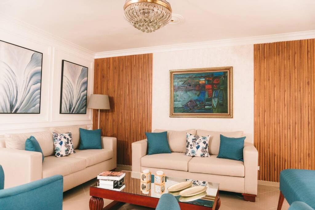 uma sala de estar com dois sofás e uma mesa em Beachfront 3Bedroom with Pool em Santo Domingo
