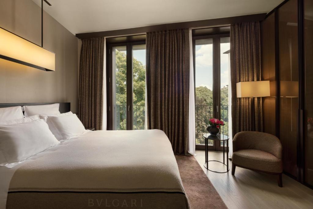 Postel nebo postele na pokoji v ubytování Bvlgari Hotel Milano