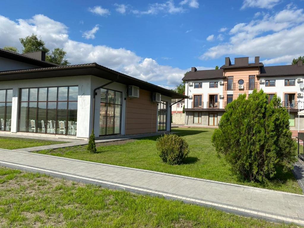 uma representação de uma casa com um jardim de relva em Carpe Diem em Chistilov