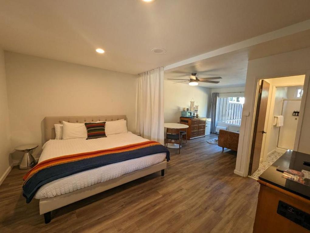 Sierra Blue Hotel & Swim Club photo