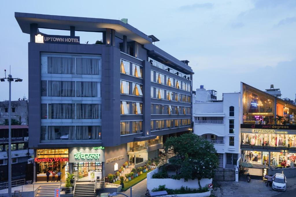 una representación de un edificio en una ciudad en Uptown Hotel en Nagpur
