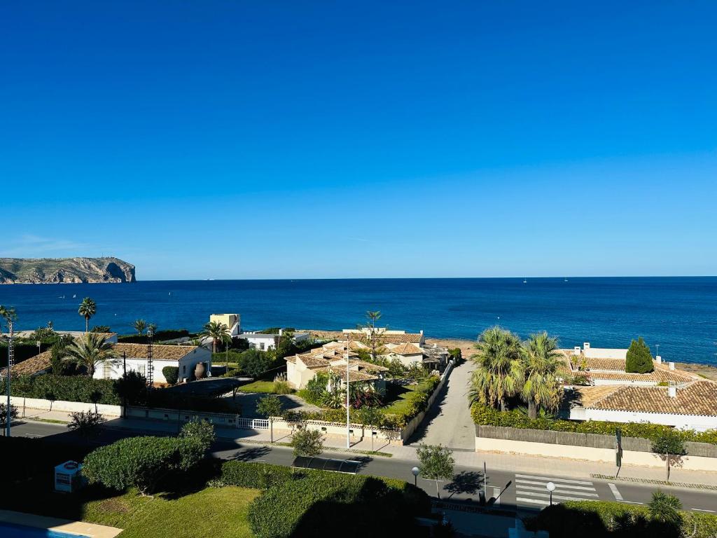 een uitzicht op de oceaan vanuit een resort bij Puerta al Mediterráneo in Jávea