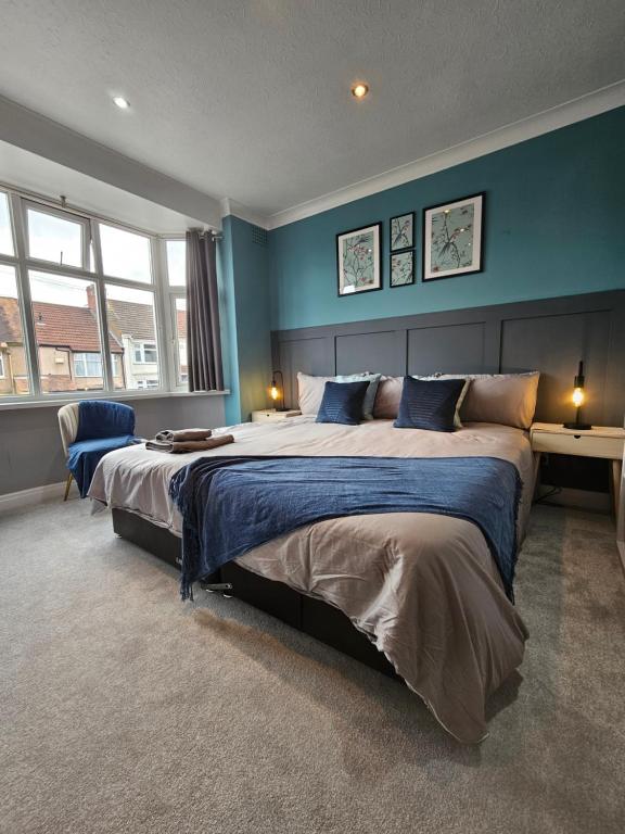מיטה או מיטות בחדר ב-Leyland House, 3 Bedroom, Parking Space, Coventry CV5