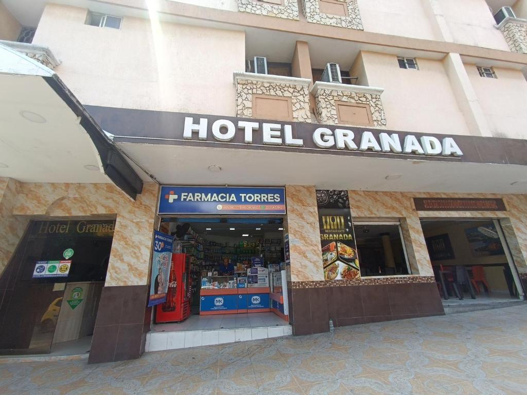 Hotel Granada Inn في بارانكويلا: علامة granada الفندق على جانب المبنى