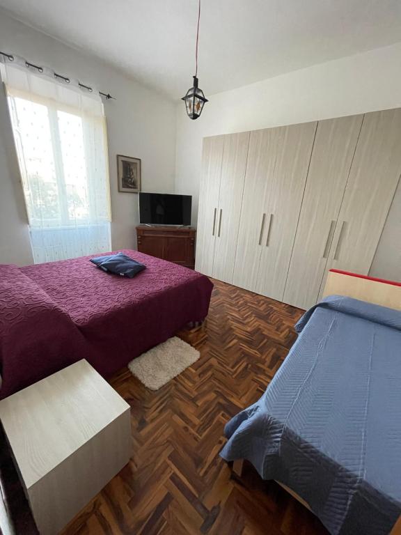 1 dormitorio con 2 camas y TV. en Il Nido en Roma
