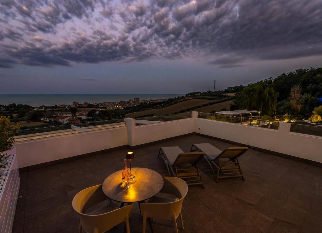 patio con mesa y sillas en el balcón en Terrazza sul Mare en Roseto degli Abruzzi