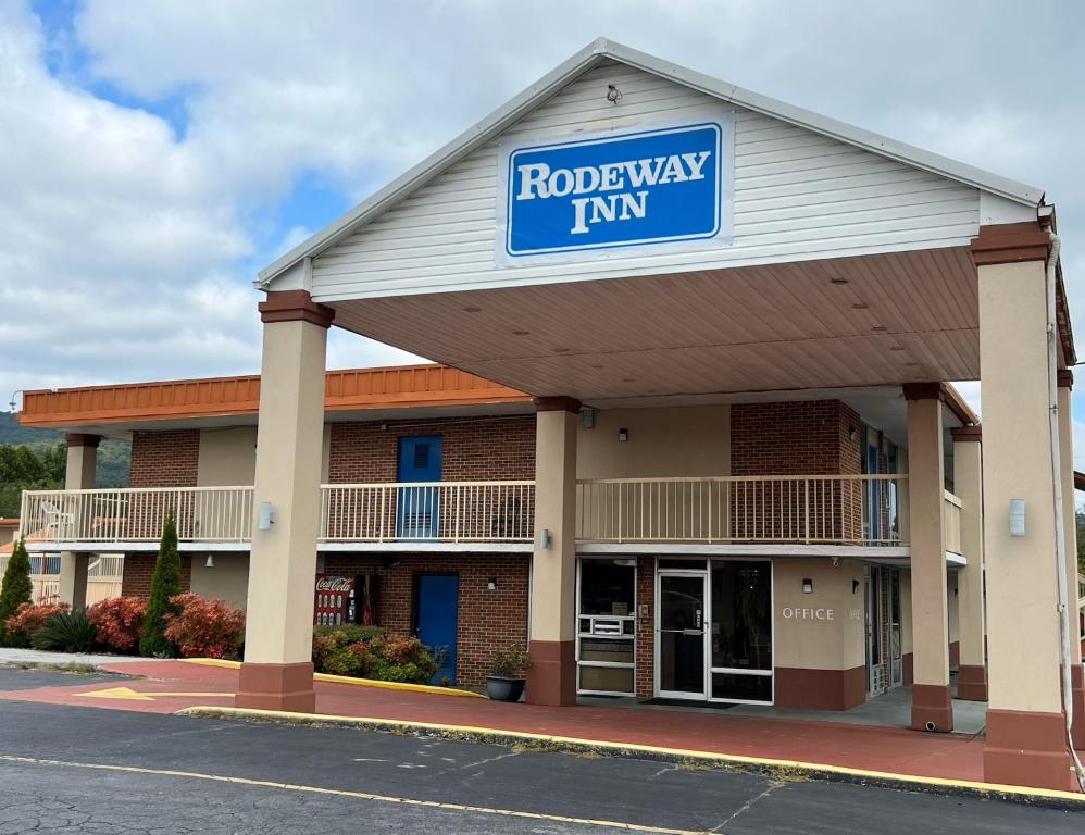 a hotel building with a sign for the road way inn at Rodeway Inn in Dalton