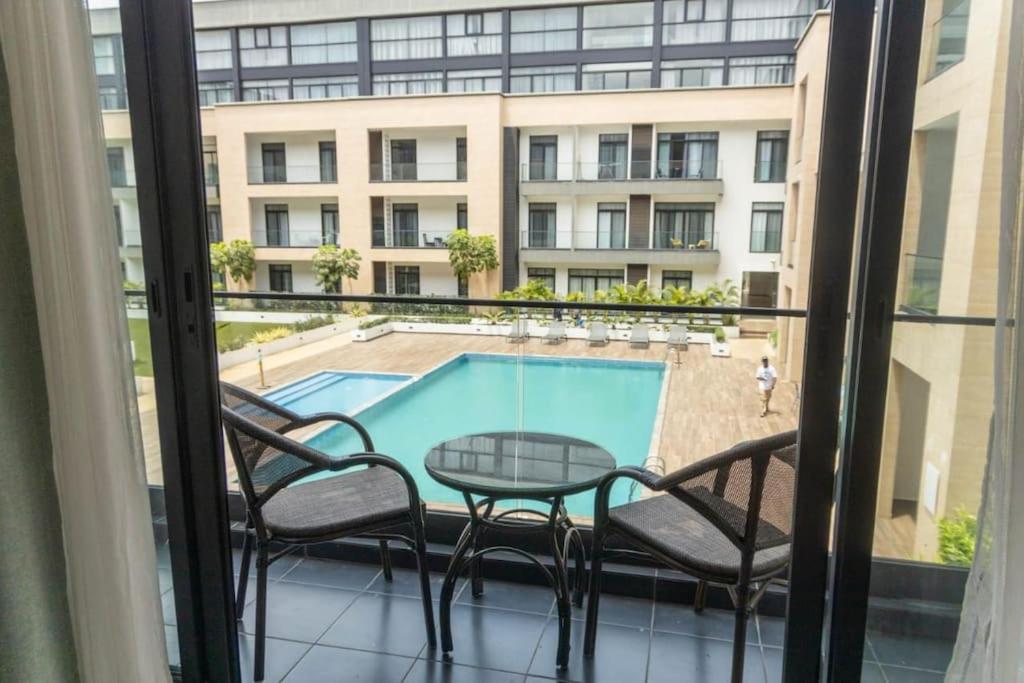 Bazén v ubytování Exec 2 Bed @ Embassy Gardens nebo v jeho okolí