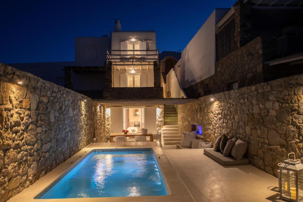 Mykonos Actor’s Villa. 2 BDRs, private mini-pool في مدينة ميكونوس: فيلا بمسبح بالليل