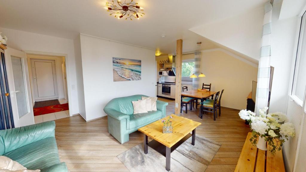 een woonkamer met een bank en een tafel bij NeuKlosterhof App. 26 in Pelzerhaken