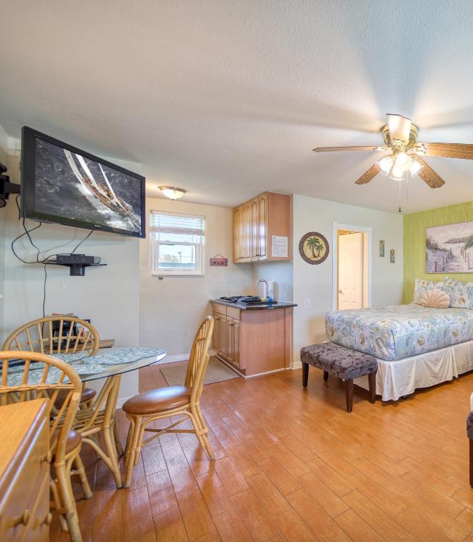 Кухня или мини-кухня в Camelot Beach Suites
