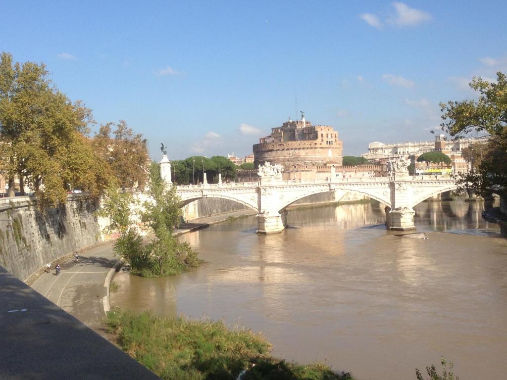 een brug over een rivier in een stad bij Appartamento Cuore Antico in Rome