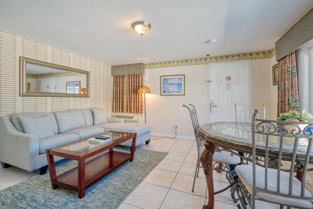 Гостиная зона в Camelot Beach Suites