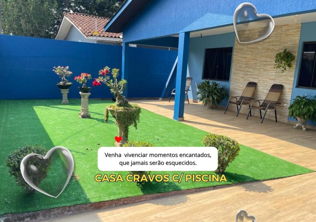 un jardín falso con un corazón en el medio en CASA CRAVOS C/ PISCINA, en Foz do Iguaçu