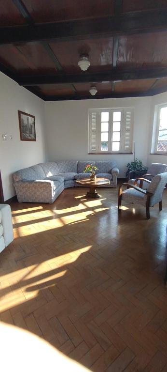 ein Wohnzimmer mit Sofa und Stühlen in der Unterkunft Pousada Vale do Café in Miguel Pereira