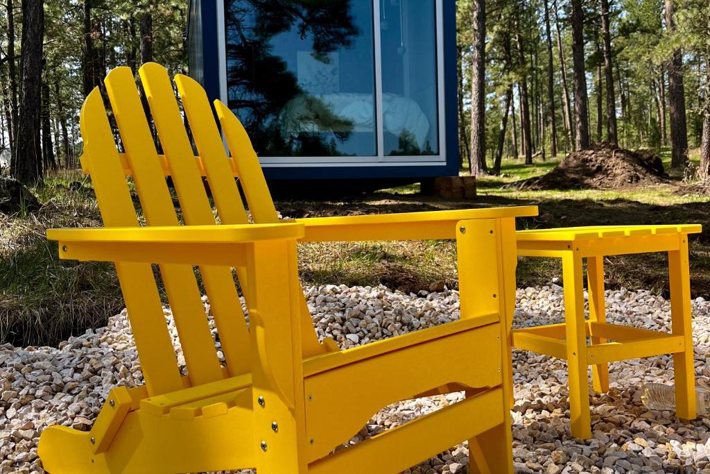 卡斯特的住宿－Blue Jay Outpost，靠窗坐在黄色椅子上