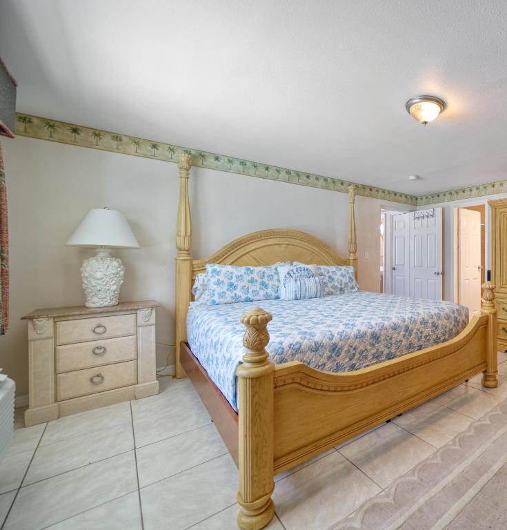 Кровать или кровати в номере Camelot Beach Suites