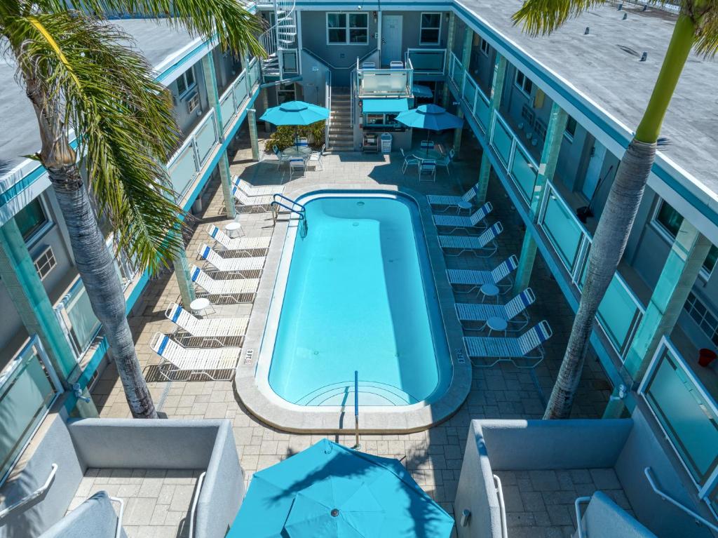 eine Aussicht auf einen Pool auf einem Kreuzfahrtschiff in der Unterkunft Camelot Beach Suites in Clearwater Beach