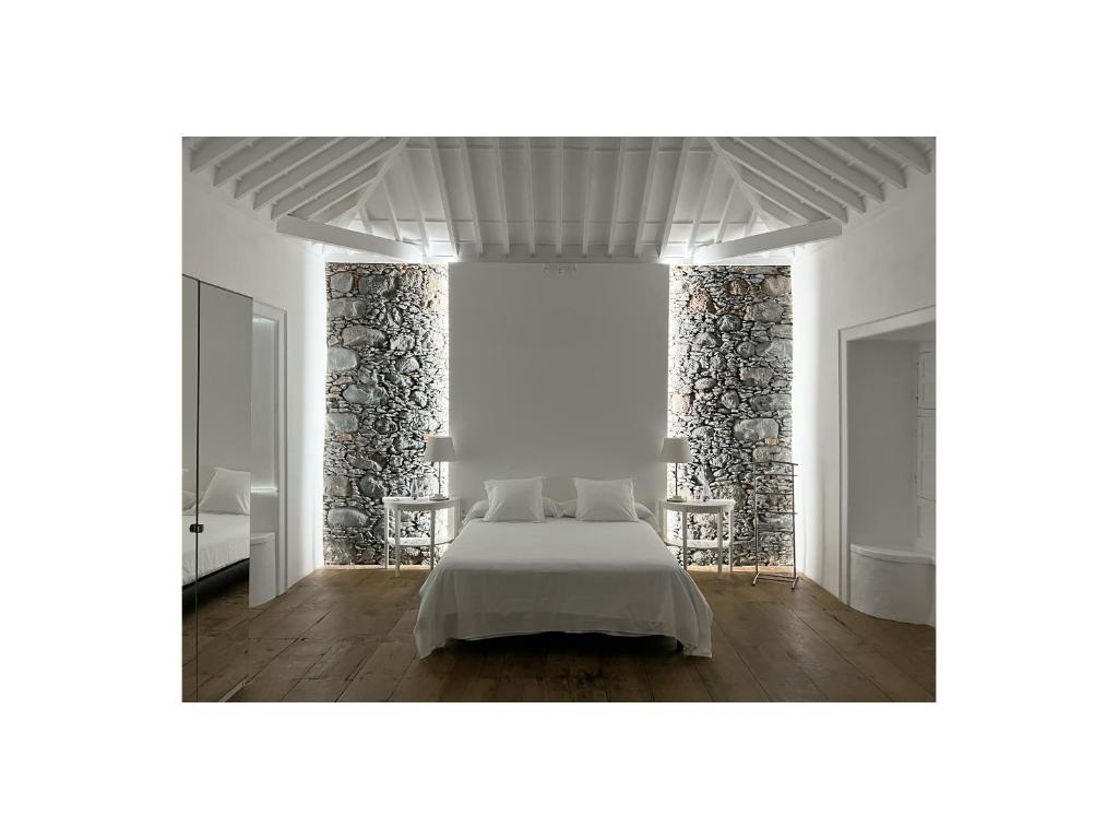 サンタ・クルス・デ・ラ・パルマにあるCasa Emblemática Don Gabrielのベッドルーム1室(白いベッド1台、椅子2脚付)